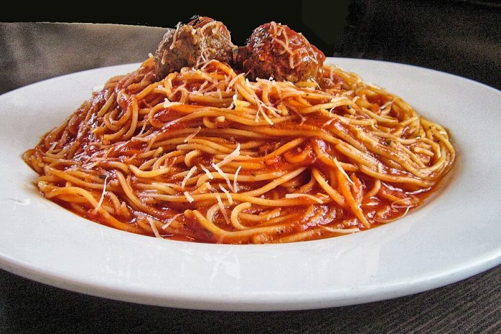 Nos Estados Unidos as "meatballs" são tradicionalmente servidas com espaguete e molho vermelho, criando o famoso “spaghetti and meatballs”.