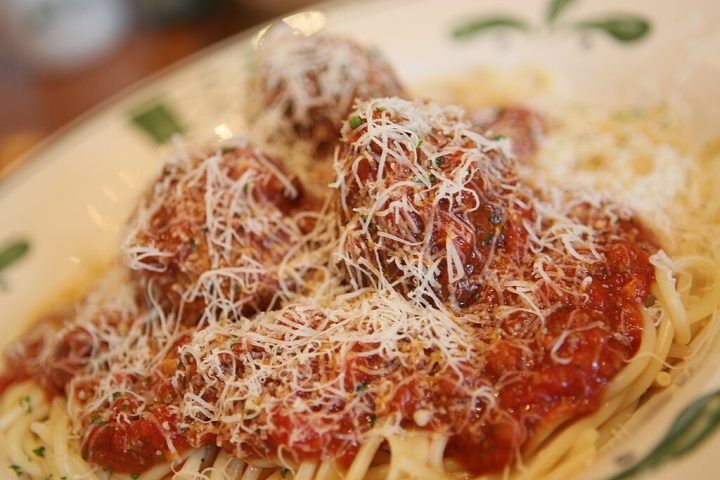 Outra dica é refogar a cebola e o alho antes de adicioná-los à carne, garantindo mais sabor. Algumas receitas incluem queijo parmesão ou ricota para deixá-las mais suculentas.