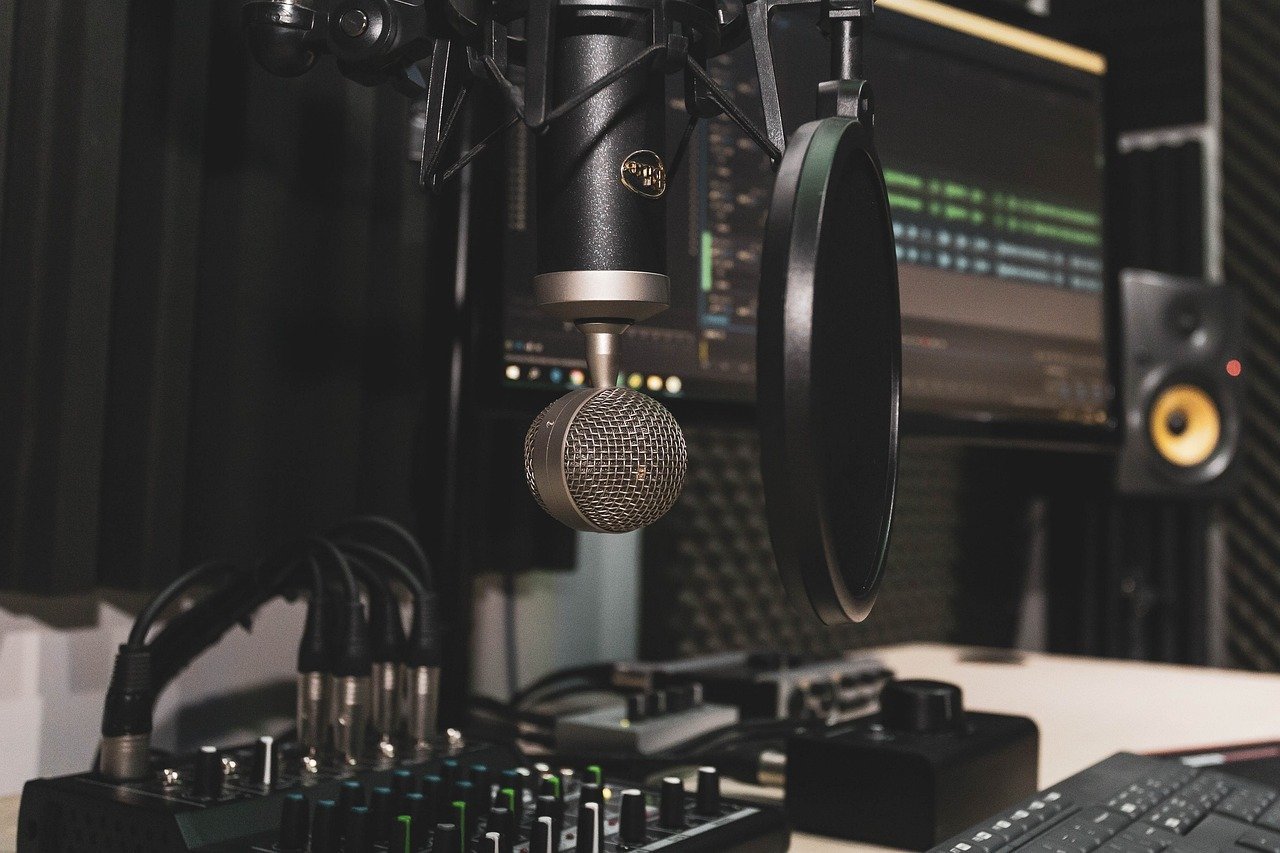 A década de 1930 marcou o início da "Era de Ouro" do rádio. Com o avanço da tecnologia e a maior profissionalização do meio, o rádio passou a ser a principal fonte de entretenimento e informação para milhões de pessoas. Nos Estados Unidos e no Brasil, surgiram programas de variedades, radionovelas, shows de humor e música ao vivo. 