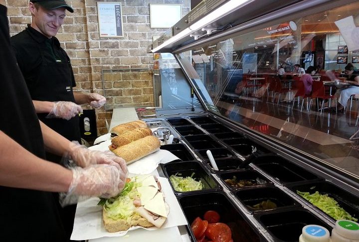 Essa prática pode expor os alimentos à chamada "zona de perigo" de temperatura (entre 4?°C e 60?°C), na qual há alto risco de proliferação de bactérias.