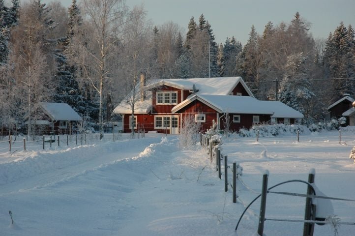 O clima em Estocolmo é variado e oferece experiências únicas em cada estação do ano. Durante o inverno, as temperaturas podem chegar a abaixo de zero, e os dias costumam ser curtos.-Imagem de Mattias Styrman por Pixabay

