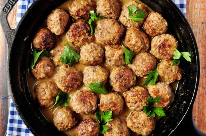 Essas pequenas bolinhas de carne moída, geralmente temperadas e misturadas com ingredientes como cebola, alho e ervas, podem ser assadas, fritas ou cozidas em molhos.