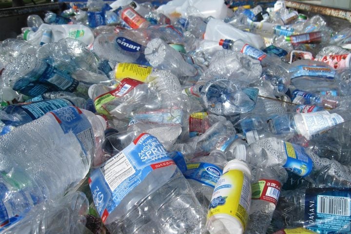 Os painéis são feitos com material reciclado de garrafa PET.