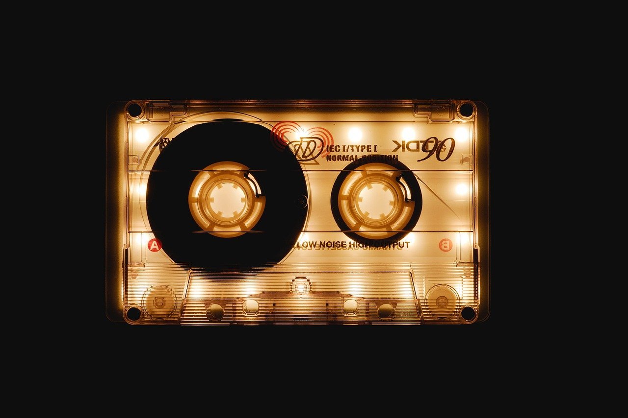 Hoje, com a chegada das novas tecnologias digitais, o rádio se mantém relevante e continua a evoluir, mostrando sua capacidade de adaptação a cada nova era tecnológica. Seu legado como meio de comunicação e entretenimento ainda ressoa, demonstrando a importância contínua dessa invenção revolucionária.