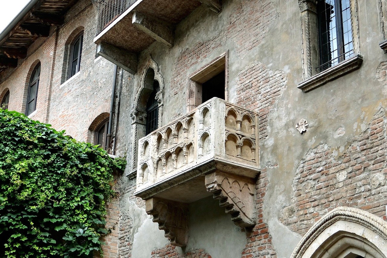 Com o tempo,  Verona passou a investir no turismo voltado para a lembrança de Romeu e Julieta. E o principal ponto de atração da cidade é a Casa de Julieta, na Vila Cappello. O imóvel tem uma sacada que é lembrada pelos fãs da obra: ali Julieta vê Romeu declamar juras de amor. 