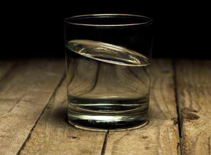 O consumo de água potável ajuda a 'quebrar' os alimentos no estômago e a absorver os nutrientes no intestino delgado.
