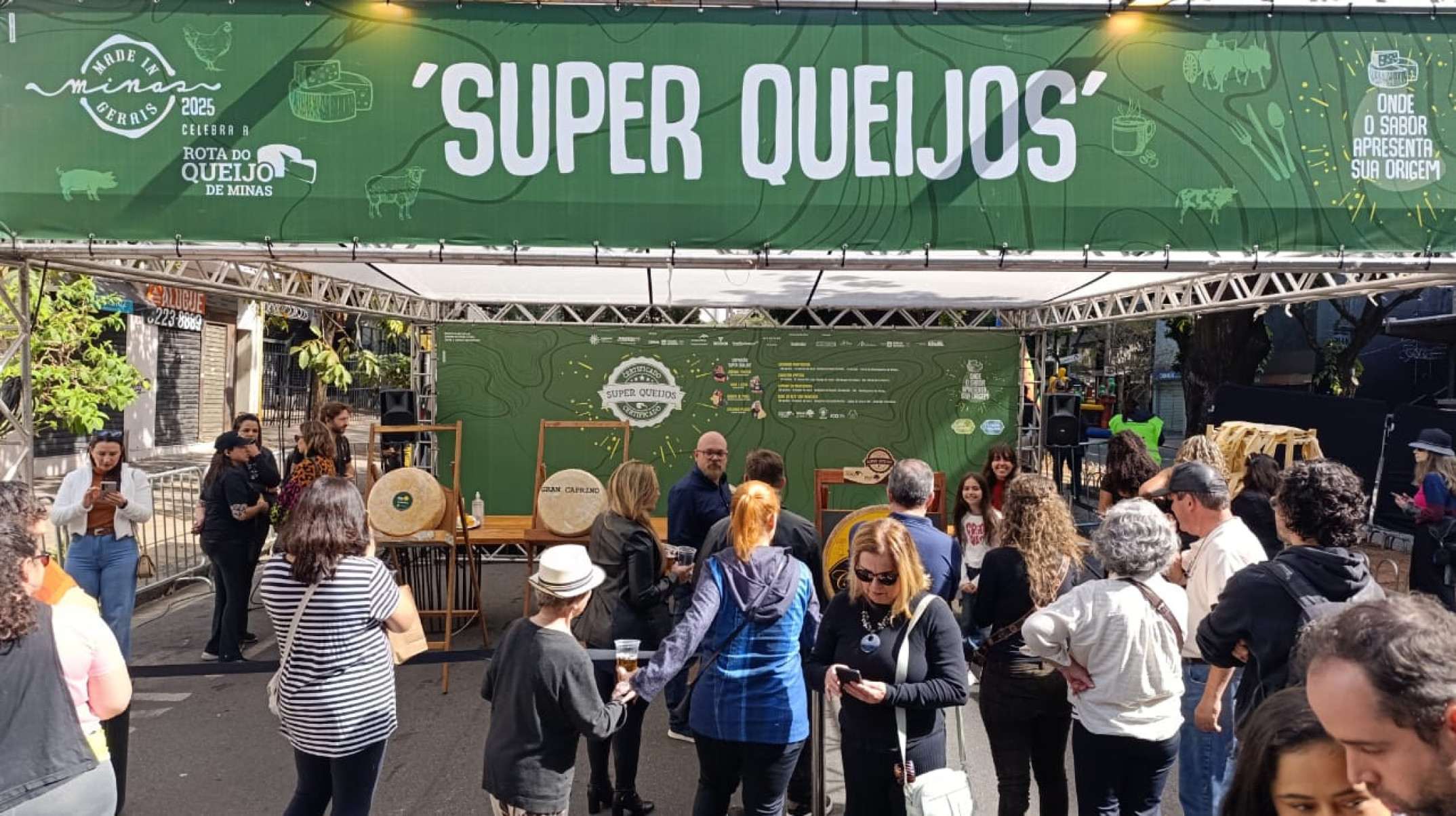 O concurso inédito Super Queijos vai eleger o melhor queijo artesanal de Minas entre quatro gigantes queijos de até 130 quilos-Alexandre Guzanshe/EM/DA Press