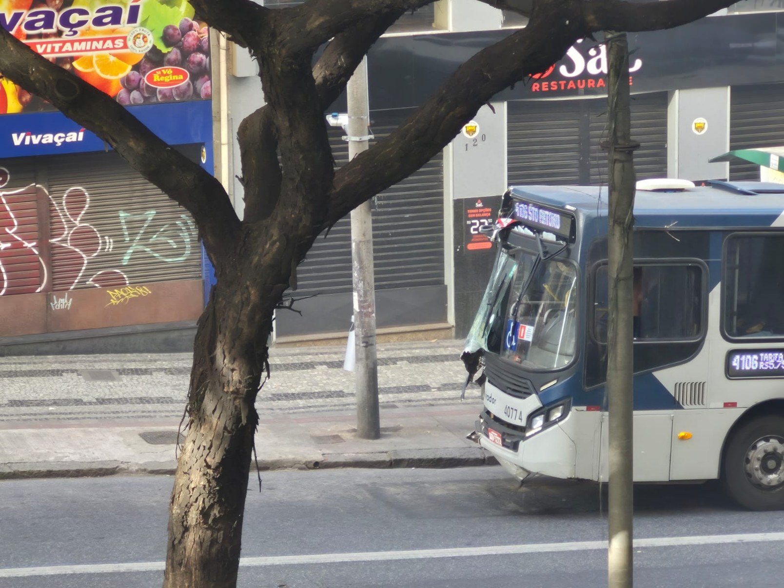 Mulher é atropelada por ônibus na Avenida Augusto de Lima, no Centro de BH, na tarde deste domingo (15)-Thiago Bonna/EM/DA Press