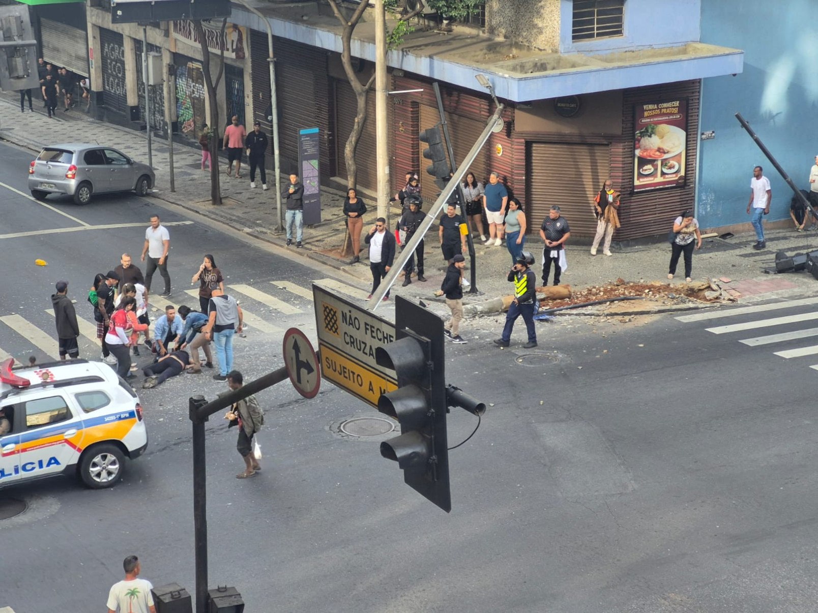 Mulher é atropelada por ônibus na Avenida Augusto de Lima, no Centro de BH, na tarde deste domingo (15)-Thiago Bonna/EM/DA Press