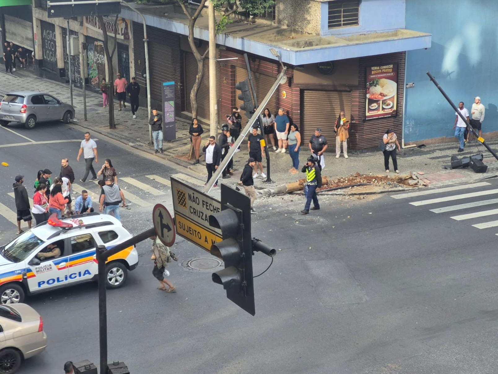 Mulher é atropelada por ônibus na Avenida Augusto de Lima, no Centro de BH, na tarde deste domingo (15)-Thiago Bonna/EM/DA Press
