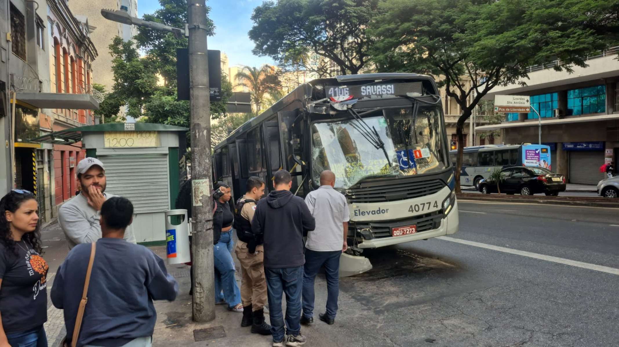 Mulher é atropelada por ônibus na Avenida Augusto de Lima, no Centro de BH, na tarde deste domingo (15)-Thiago Bonna/EM/DA Press