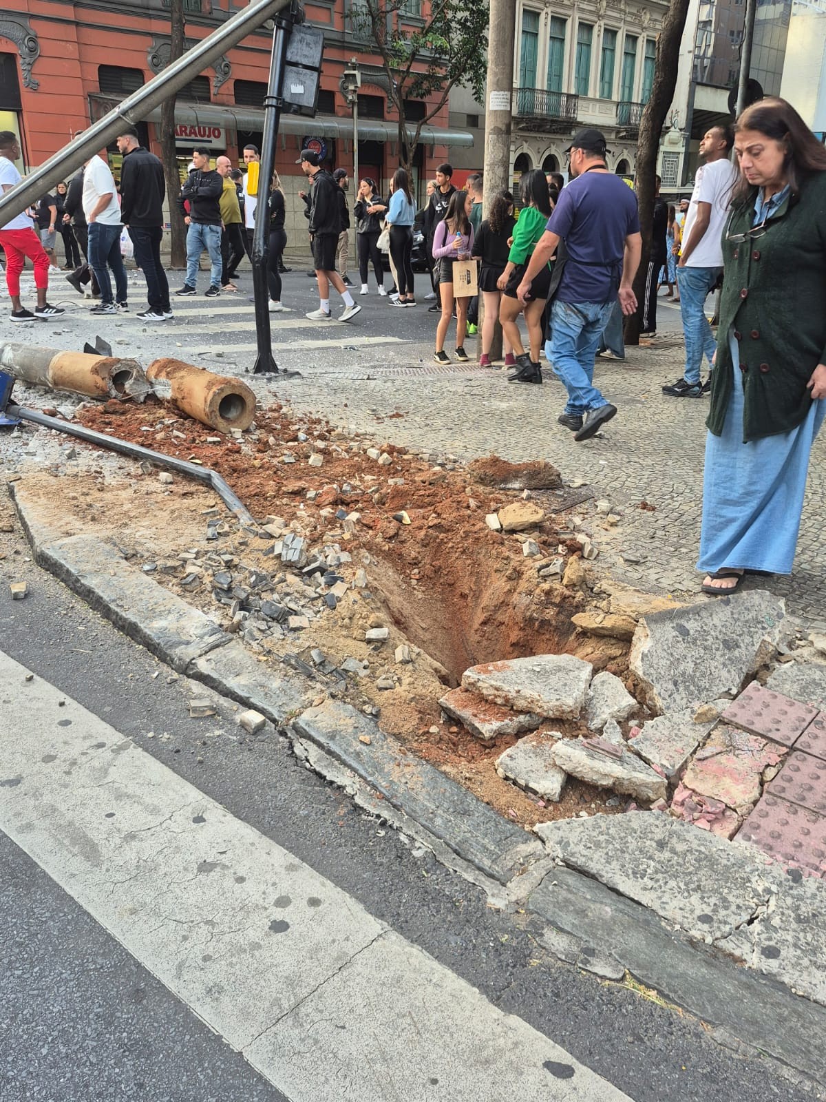 Mulher é atropelada por ônibus na Avenida Augusto de Lima, no Centro de BH, na tarde deste domingo (15)-Thiago Bonna/EM/DA Press