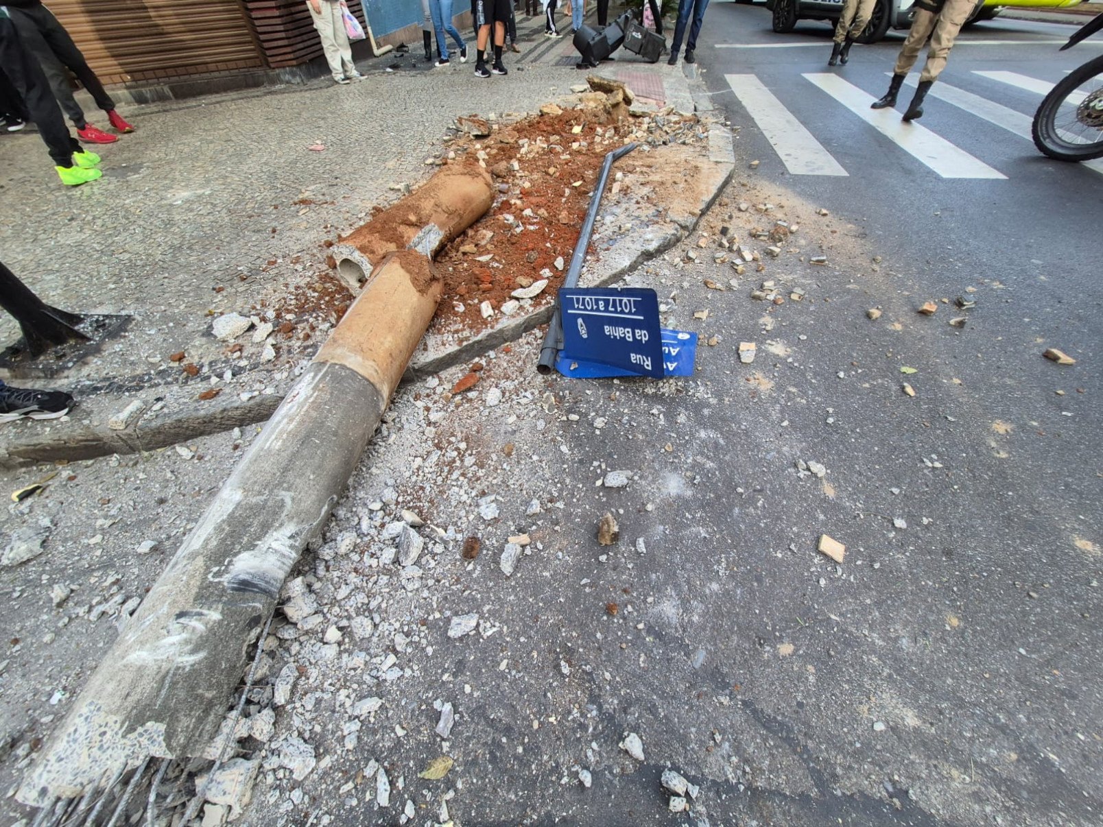 Mulher é atropelada por ônibus na Avenida Augusto de Lima, no Centro de BH, na tarde deste domingo (15)-Thiago Bonna/EM/DA Press