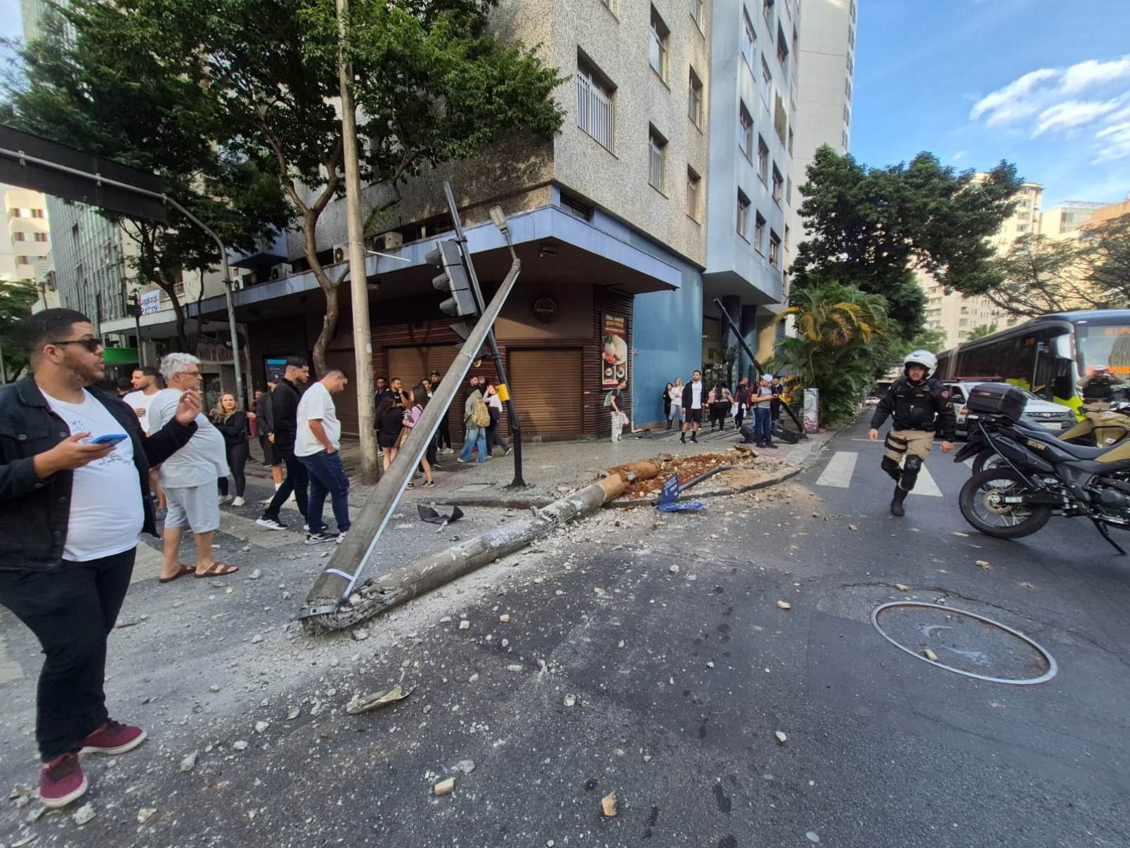 Mulher é atropelada por ônibus na Avenida Augusto de Lima, no Centro de BH, na tarde deste domingo (15)-Thiago Bonna/EM/DA Press