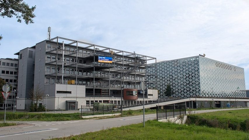 A cidade é sede da Windesheim University of Applied Sciences, uma das maiores universidades de ciências aplicadas do país.