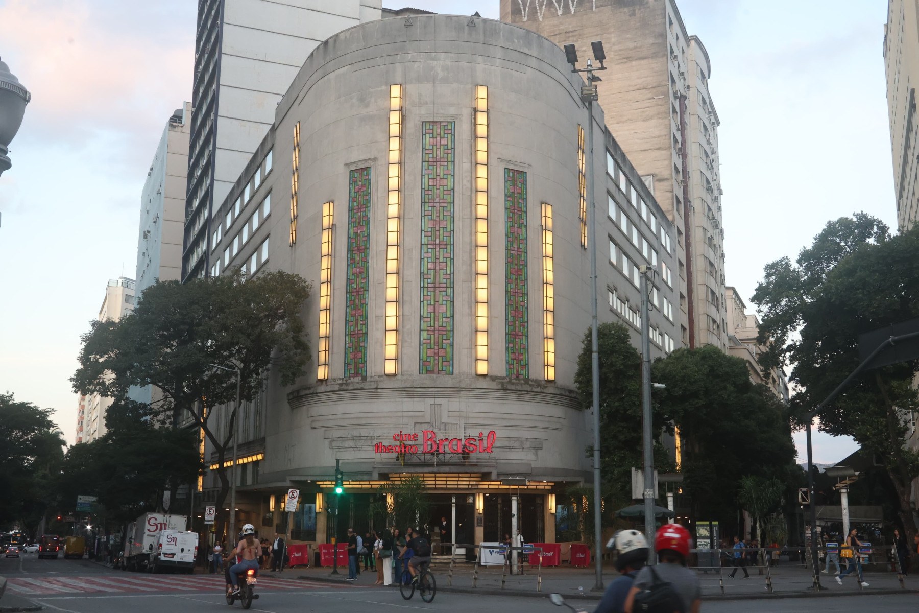 Hoje, o prédio é referência cultural e abriga o Cine Theatro Brasil Vallourec Hoje, o prédio é referência cultural e abriga o Cine Theatro Brasil Vallourec