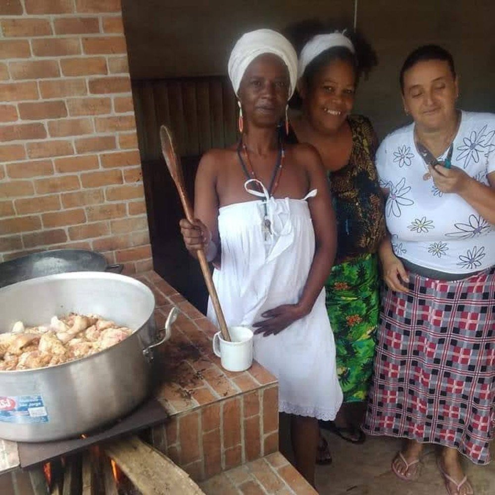 Joana D’arc da Silva, filha de Mametu e irmã de Makota Kidoialê, é a responsável pela cozinha do quilombo Manzo Ngunzo Kaiango