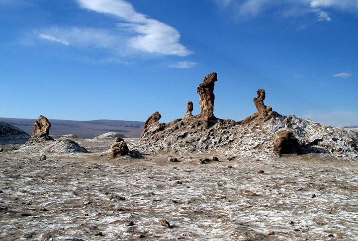 Muitos confundem Puna do Atacama com o prÃ³prio Deserto do Atacama. Ambos ficam na mesma latitude, mas sÃ£o Ã¡reas distintas.  O Deserto do Atacama, no Chile, Ã© o mais seco do mundo. Fica 2.240 metros acima do nÃ­vel do mar e as correntes de vento marÃ­timas do Oceano PacÃ­fico nÃ£o o alcanÃ§am. Nunca chove.  