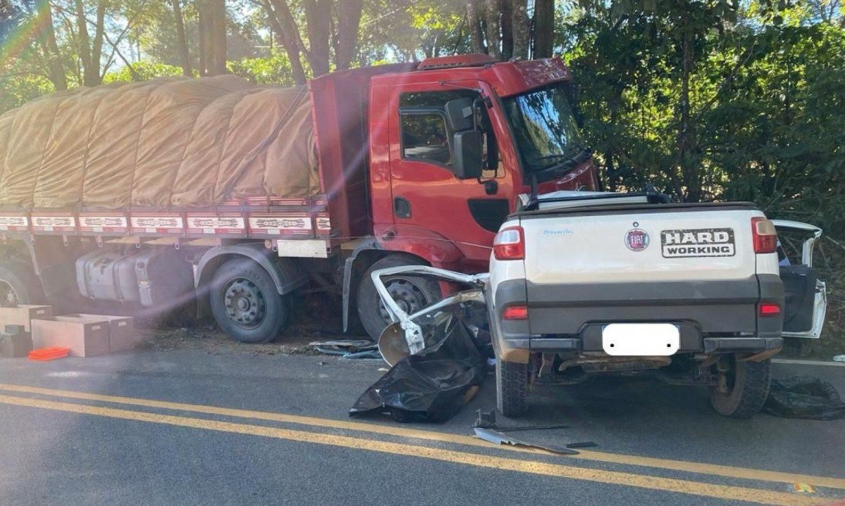 Ao chegarem ao local, os militares verificaram que os dois ocupantes da pick-up já estavam mortos  -  (crédito: CBMMG)