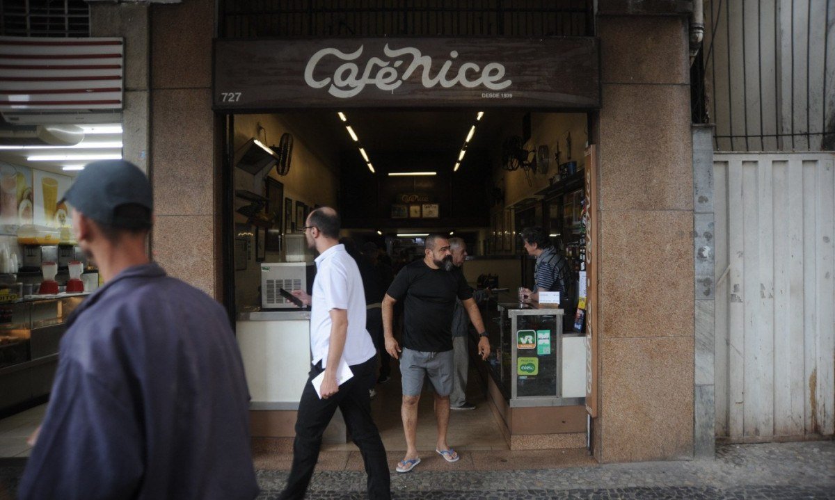 O tradicional Caf&eacute; Nice, localizado na Pra&ccedil;a Sete, est&aacute; passando por reformas, e a previs&atilde;o de t&eacute;rmino &eacute; julho -  (crédito: Gladyston Rodrigues/EM/D.A Press)