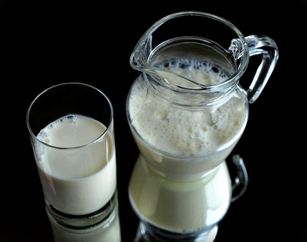 Um dos motivos Ã© a presenÃ§a da lactose, proteÃ­nas e gordura, que tornam a eliminaÃ§Ã£o de fluidos do estÃŽmago mais lenta. Isso faz com que o processo de hidrataÃ§Ã£o fique mais prolongado, gerando uma maior saciedade.