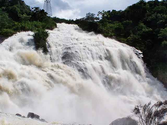 É uma excelente opção para quem gosta de natureza, caminhadas e piqueniques. A estrutura do local também permite boas fotos e momentos de relaxamento, especialmente em dias ensolarados. Fica nos arredores da cidade, com acesso facilitado.