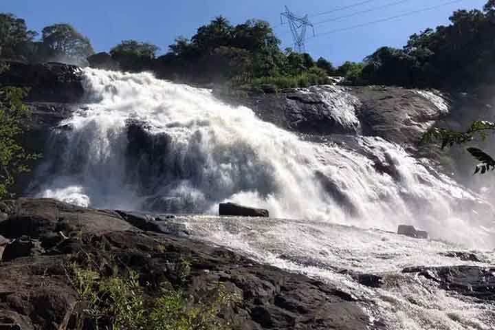 A Cascata das Antas Ã© um belo cenÃ¡rio natural cercado pela mata da Serra da Mantiqueira. A queda dâ??Ã¡gua impressiona pela forÃ§a e pela paisagem ao redor, formada por pedras, Ã¡rvores e trilhas leves que levam atÃ© mirantes e pontos para descanso.