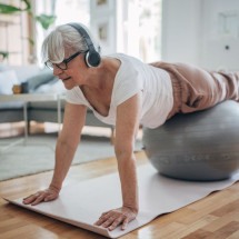 Pilates em casa: 5 exercícios sem equipamento para transformar o corpo - Hirurg de Getty Images Signature