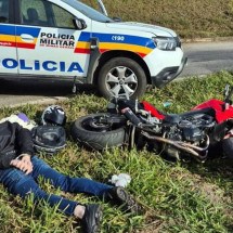 Inicialmente, policiais flagraram o motociclista em alta velocidade durante patrulhamento pelo Bairro São João, em Pouso Alegre -  (crédito: PMMG)