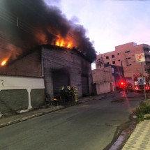 Incêndio de grandes proporções atinge galpão de pneus em Ibirité - Divulgação/Bombeiros