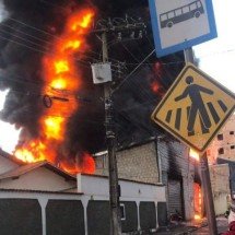 Veja imagens do combate às chamas no galpão de pneus, em Ibirité - Divulgação/Corpo de Bombeiros
