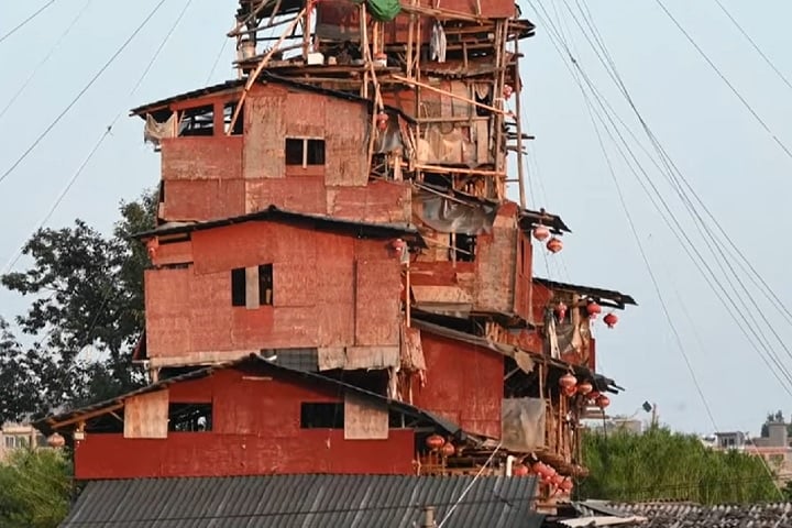 Na China, são chamadas de "casas-prego" as propriedades que resistem a ordens de demolição. 