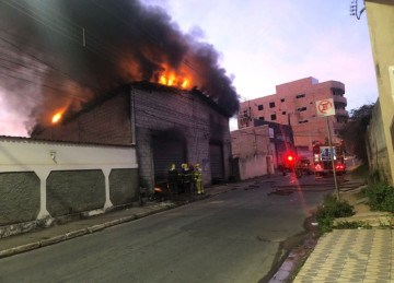 Incêndio começou por volta das 5h20 e é combatido durante a manhã -  (crédito: Divulgação/Bombeiros)