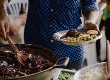  No almoço, a feijoada do Quilombo Ribeirão faz sucesso durante a visita do Circuito dos Quilombos 
 -  (crédito: Rede Terra/Divulgação )