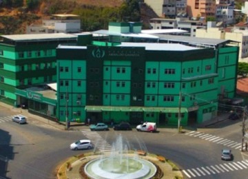 Menina está internada, em estado grave, no Hospital Arnaldo Gavazza, em Ponte Nova (MG) -  (crédito: Redes sociais)