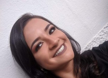 A psicóloga Juliana Alves Prado tinha 27 anos e estava noiva. Ela e o noivo estavam no balão que caiu na área rural de Capela do Alto -  (crédito: Redes Sociais)