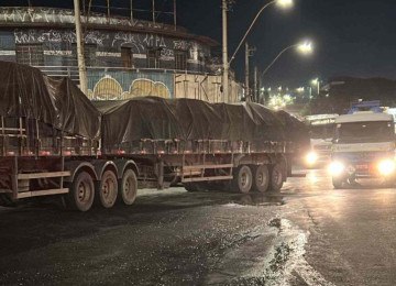 Trânsito na alça de acesso ao Anel Rodoviário ficou bloqueado com a carreta -  (crédito: Divulgação/Transcon)
