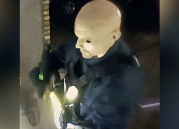 Boelter usando uma máscara e um colete de policial durante o ataque -  (crédito: FBI)