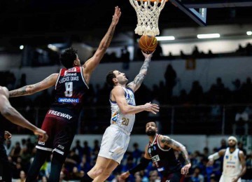 O minas-tenista Arengo tenta a bandeja durante o terceiro jogo da decisão do NBB desta temporada, na Arena da Rua da Bahia -  (crédito: Hedgard Moraes/MTC)
