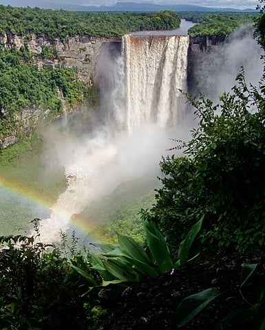 Cataratas de Kaieteur - Ficam na regiÃ£o central da Guiana. 