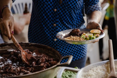  No almoço, a feijoada do Quilombo Ribeirão faz sucesso durante a visita do Circuito dos Quilombos 
 -  (crédito: Rede Terra/Divulgação )