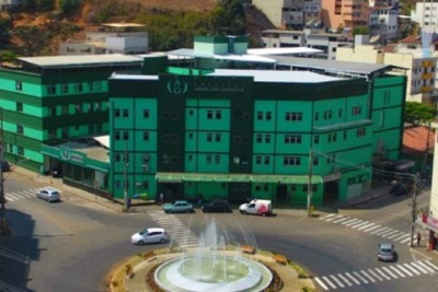 Menina está internada, em estado grave, no Hospital Arnaldo Gavazza, em Ponte Nova (MG) -  (crédito: Redes sociais)