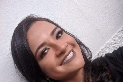 A psicóloga Juliana Alves Prado tinha 27 anos e estava noiva. Ela e o noivo estavam no balão que caiu na área rural de Capela do Alto -  (crédito: Redes Sociais)