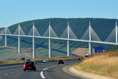 O viaduto Millau, na França, é a ponte mais alta do mundo (considerando a estrutura em si). São 270 metros, no vão livre sobre o rio Tarn. Com 8 trechos de aço, suportados por cabos escorados em 7 pilares de concreto, a ponte faz ligação com a Espanha. Tem 2.460m de extensão.   -  (crédito: Mike McBey / Wikimedia Commons)