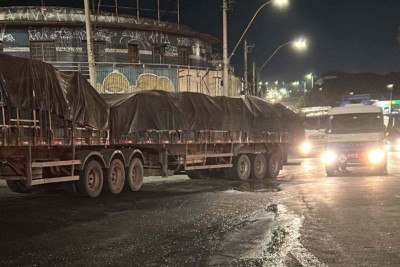 Trânsito na alça de acesso ao Anel Rodoviário ficou bloqueado com a carreta -  (crédito: Divulgação/Transcon)
