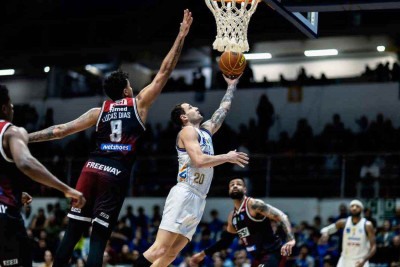O minas-tenista Arengo tenta a bandeja durante o terceiro jogo da decisão do NBB desta temporada, na Arena da Rua da Bahia -  (crédito: Hedgard Moraes/MTC)