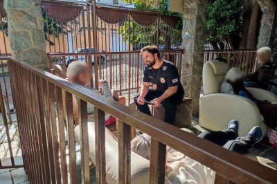 Agente da Polícia Civil ouve idosos durante visita preventiva a instituição de longa permanência de Belo Horizonte, parte da operação Olhar Atento

 -  (crédito: PCMG/Divulgação)