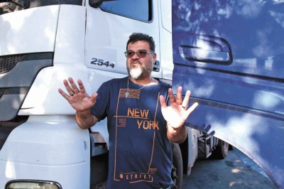 Rogério Aleixo, carreteiro que foi assaltado em Curvelo: risco maior da madrugada à manhã -  (crédito:  Edésio Ferreira/EM/D.A press)