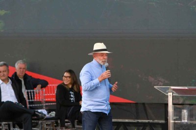 Pode-se chamar de populistas as propostas de Lula para transferência de renda para famílias de baixa renda do governo -  (crédito: EDÉSIO FERREIRA/EM/D.A.PRESS)