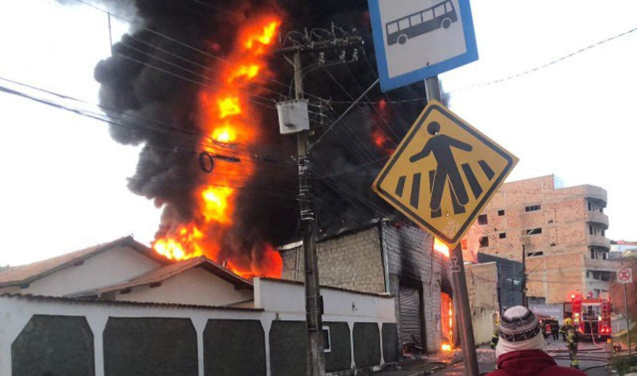 As chamas causaram o colapso da fachada e do teto do galpão-Divulgação/Corpo de Bombeiros